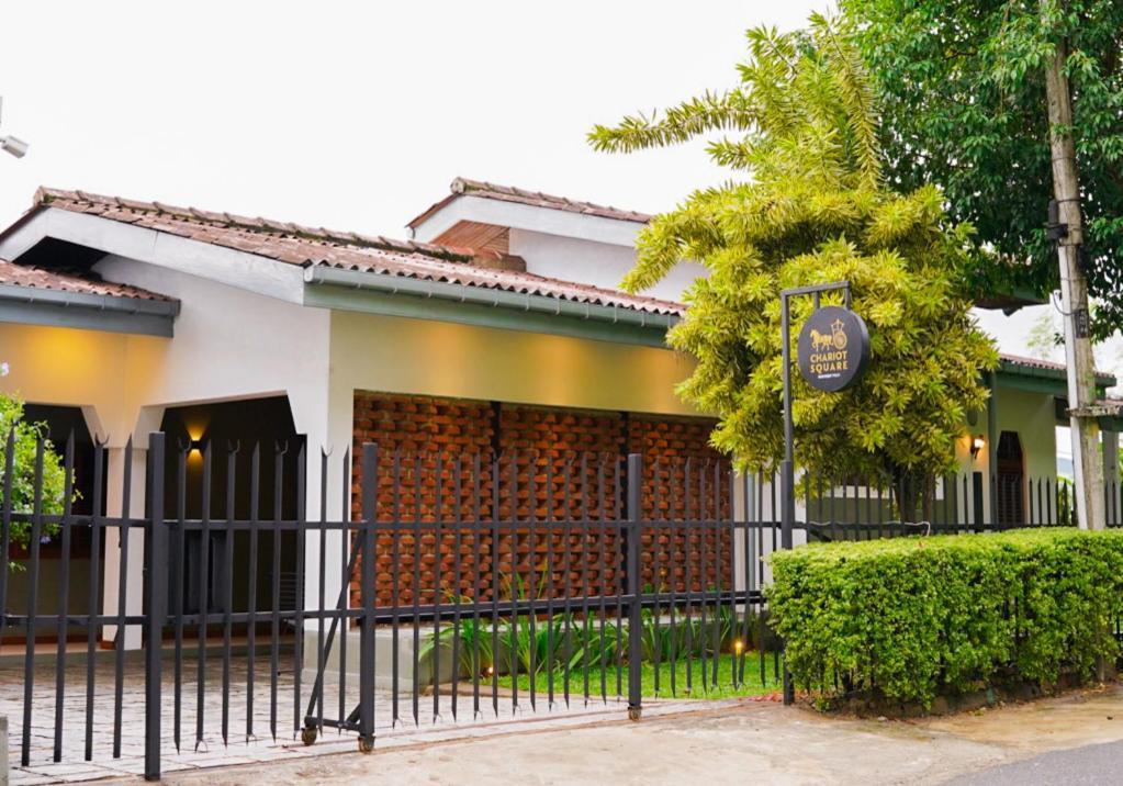 Chariot Square Hotel Kandy Exterior photo