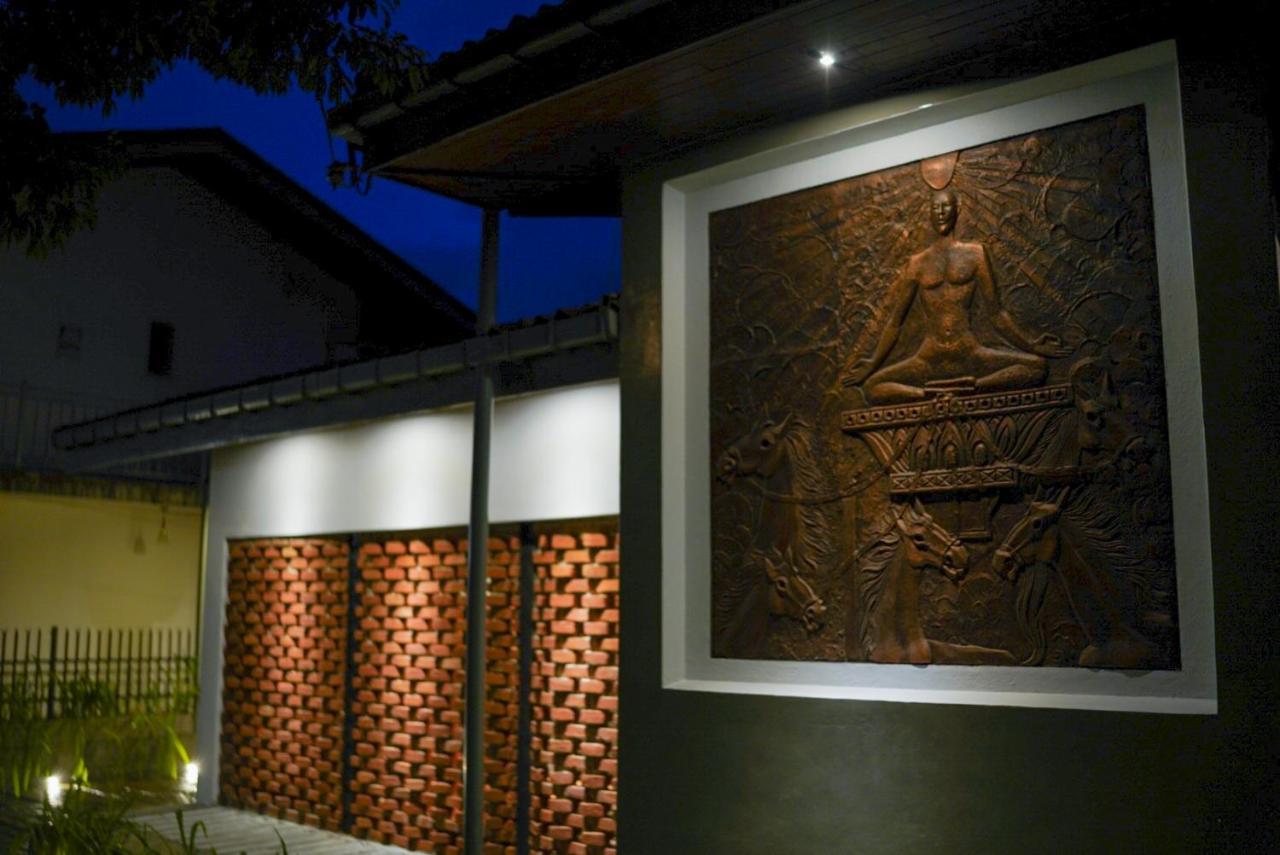 Chariot Square Hotel Kandy Exterior photo